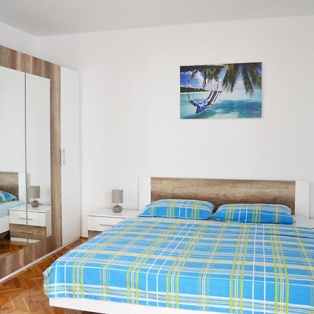 Apartments Mikulic Biograd Na Moru Quarto foto